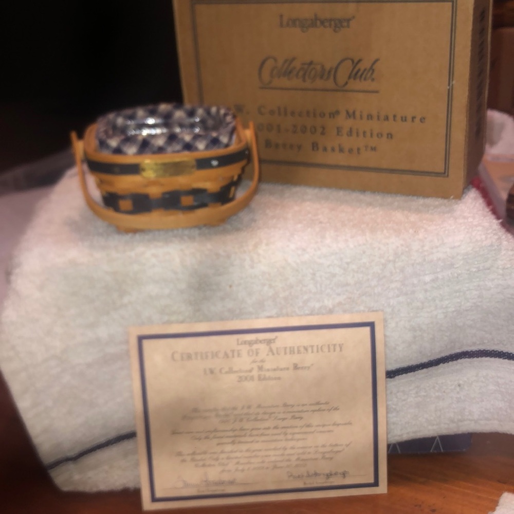 Longaberger Collectors Club mini Berry Basket
